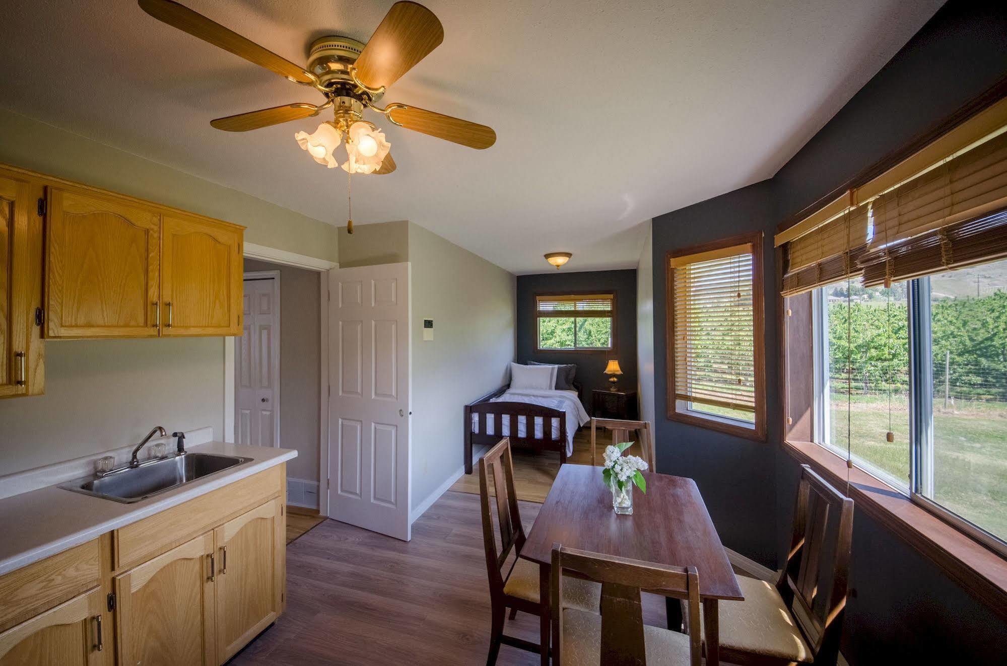 Ok Whistle Stop Bed & Breakfast เพนทิกตัน ภายนอก รูปภาพ